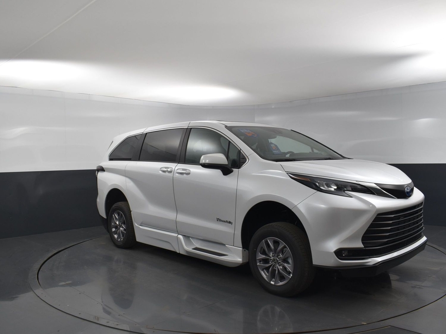 New 2025 Toyota Sienna Hybrid XLE Base - BraunAbility Side Entry Entry Fold Out Automatic Ramp