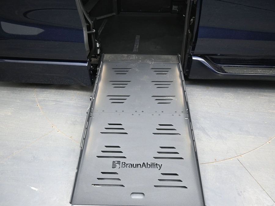 New 2026 Toyota Sienna Hybrid XSE Sport - BraunAbility Side Entry Entry Fold Out Automatic Ramp