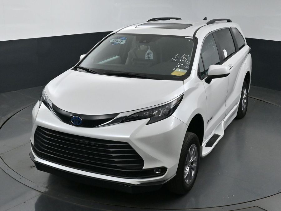 New 2025 Toyota Sienna Hybrid XLE Plus - BraunAbility Side Entry Entry Fold Out Automatic Ramp