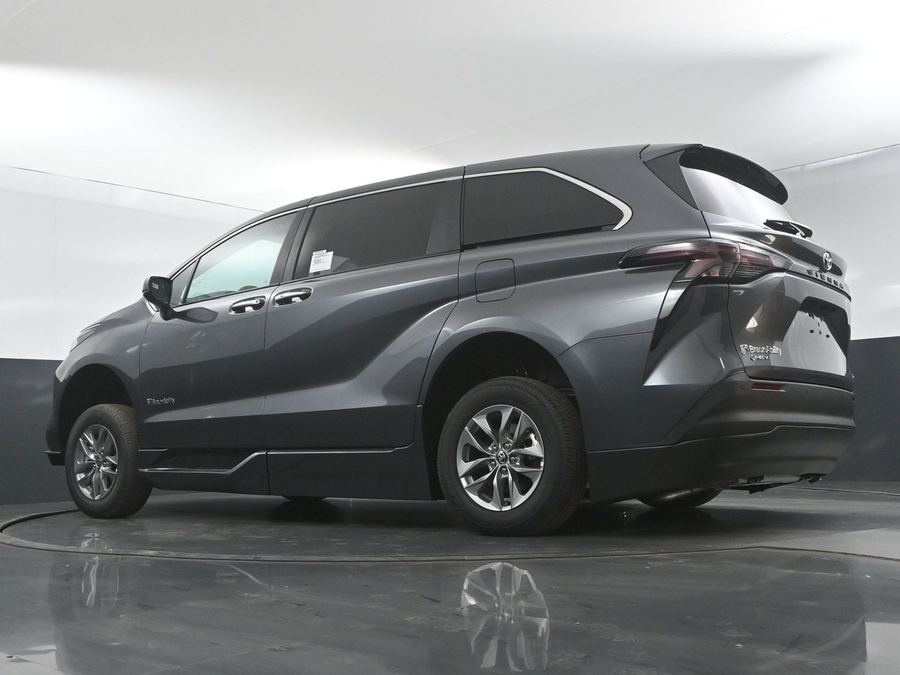 New 2025 Toyota Sienna Hybrid XLE Base - BraunAbility Side Entry Entry Fold Out Automatic Ramp