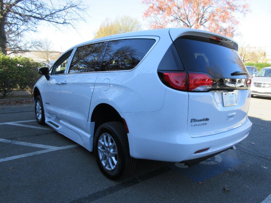 White Chrysler Voyager image number 9