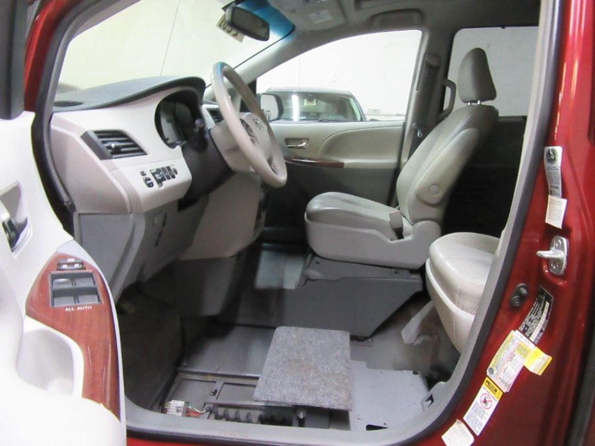 2014 TOYOTA SIENNA - Image 8