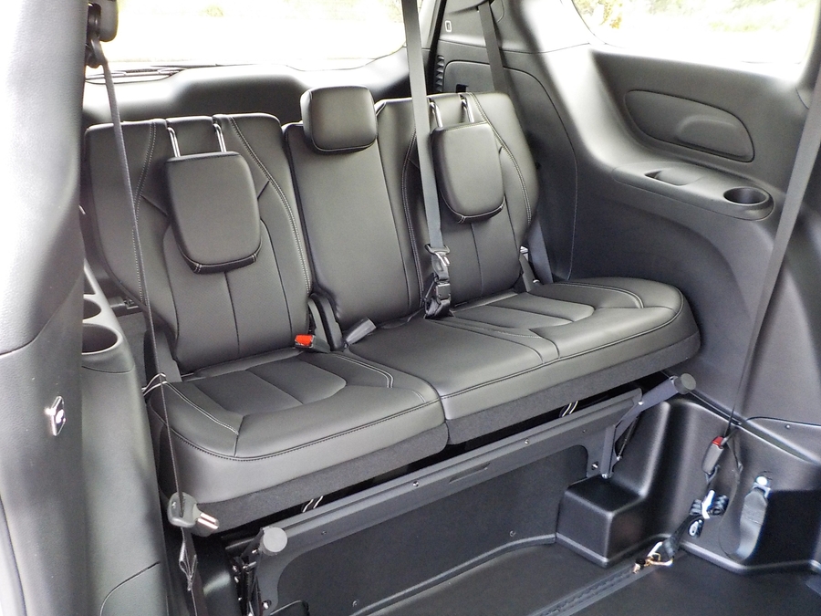 Silver Chrysler Pacifica image number 40