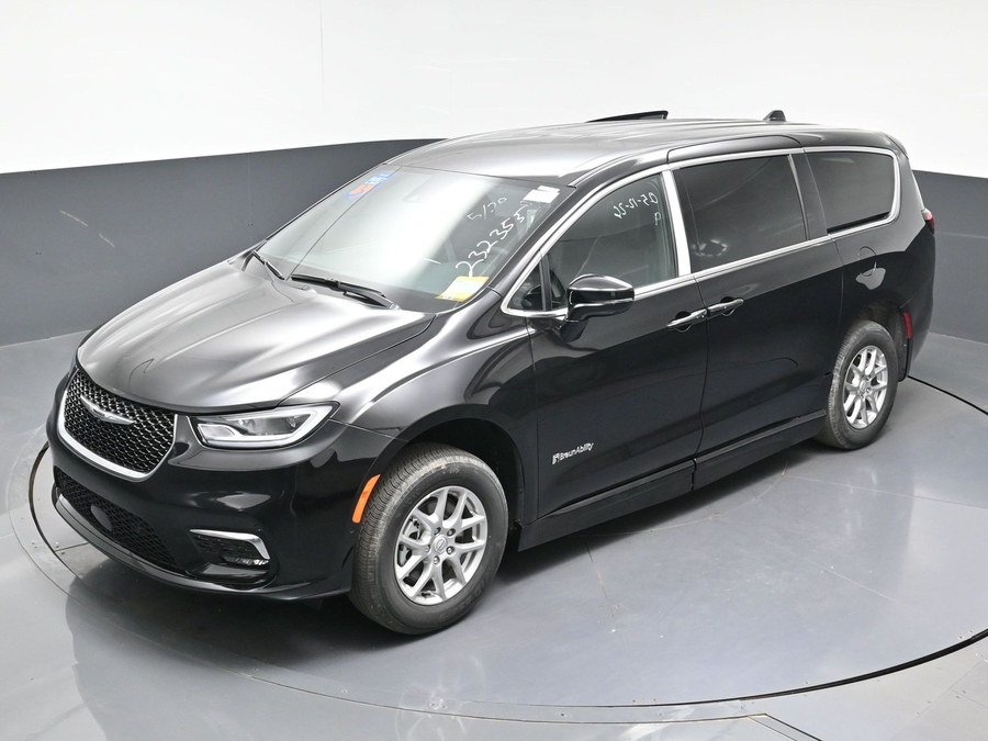 Black Chrysler Pacifica image number 9