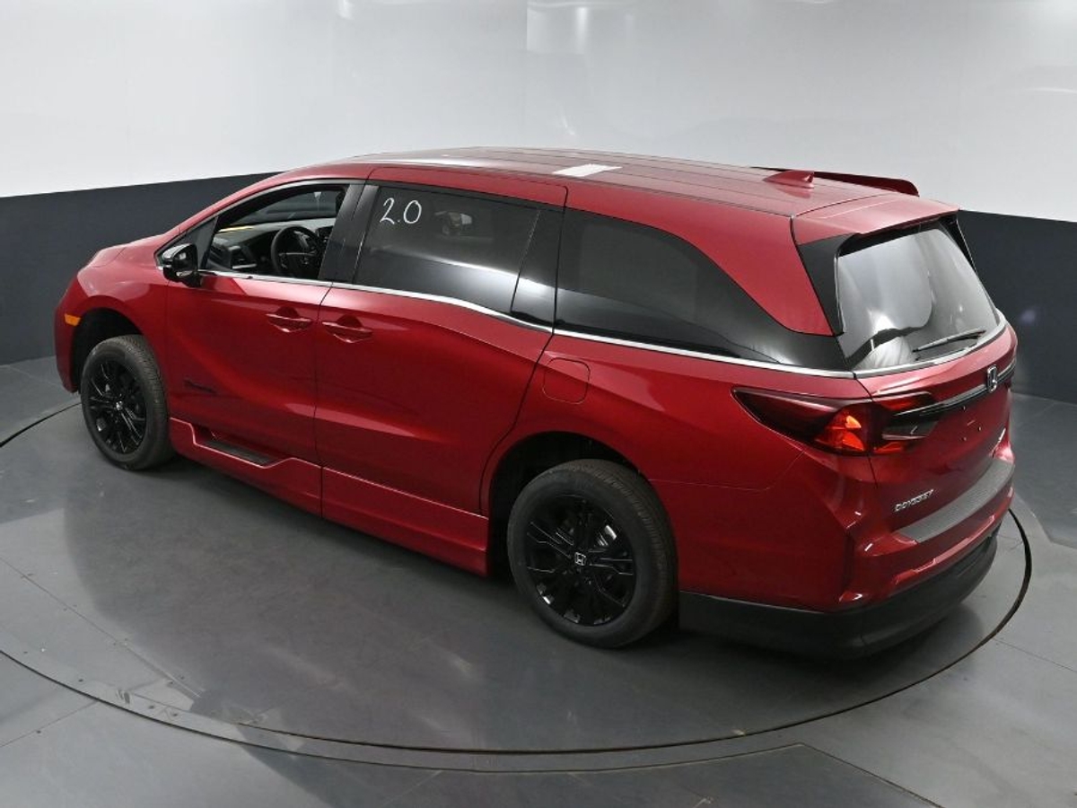 Red Honda Odyssey image number 23