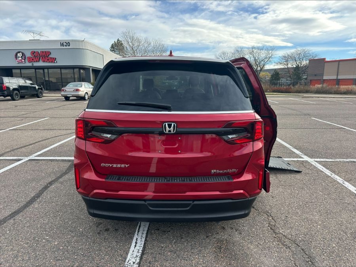 Red Honda Odyssey image number 3