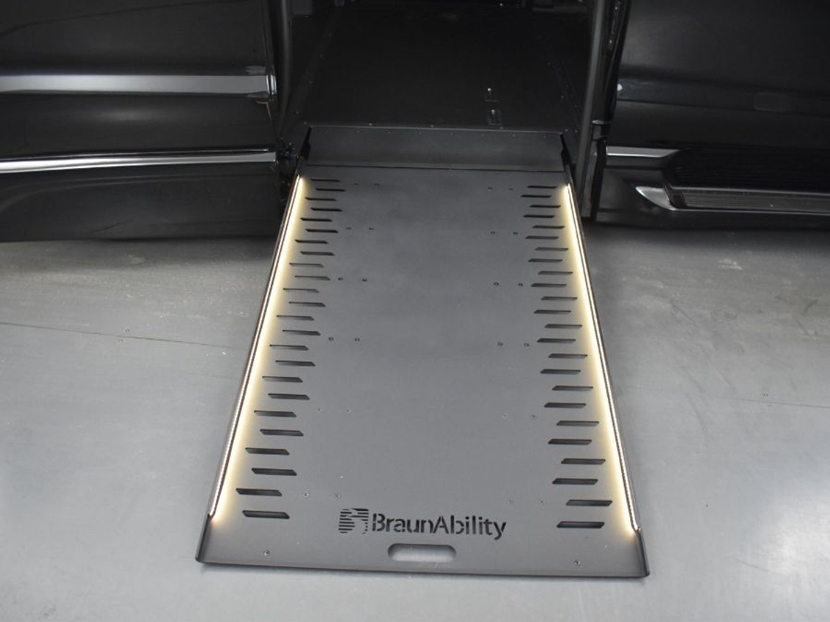 Black Chrysler Pacifica image number 10