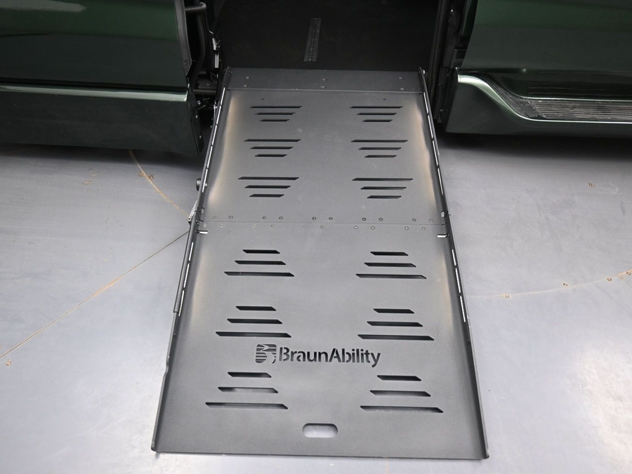 New 2026 Toyota Sienna Hybrid XLE Base - BraunAbility Side Entry Fold Out Automatic Ramp
