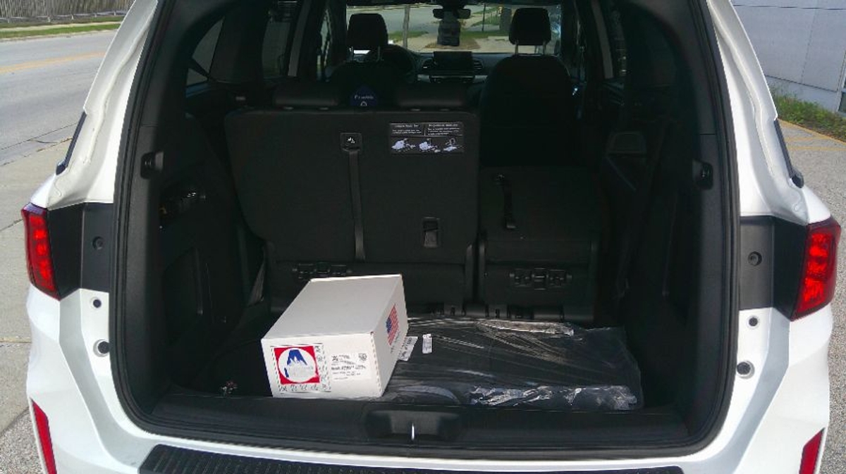 White Honda Odyssey image number 7