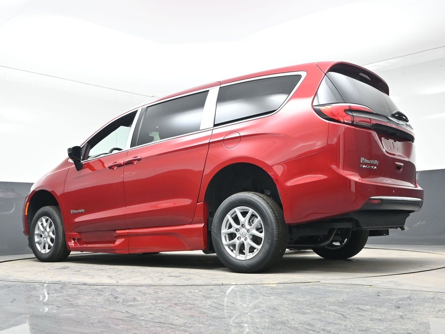 Red Chrysler Pacifica image number 18