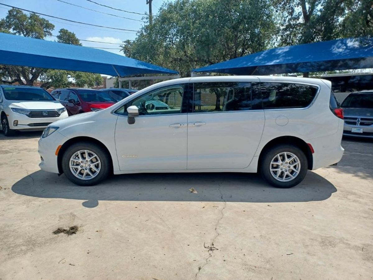 White Chrysler Voyager image number 6