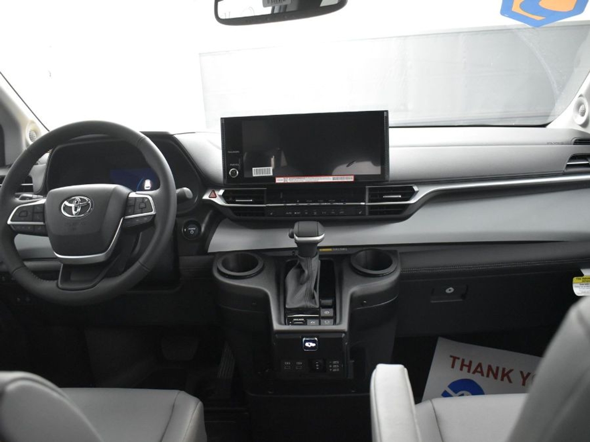 2025 TOYOTA SIENNA - Image 13