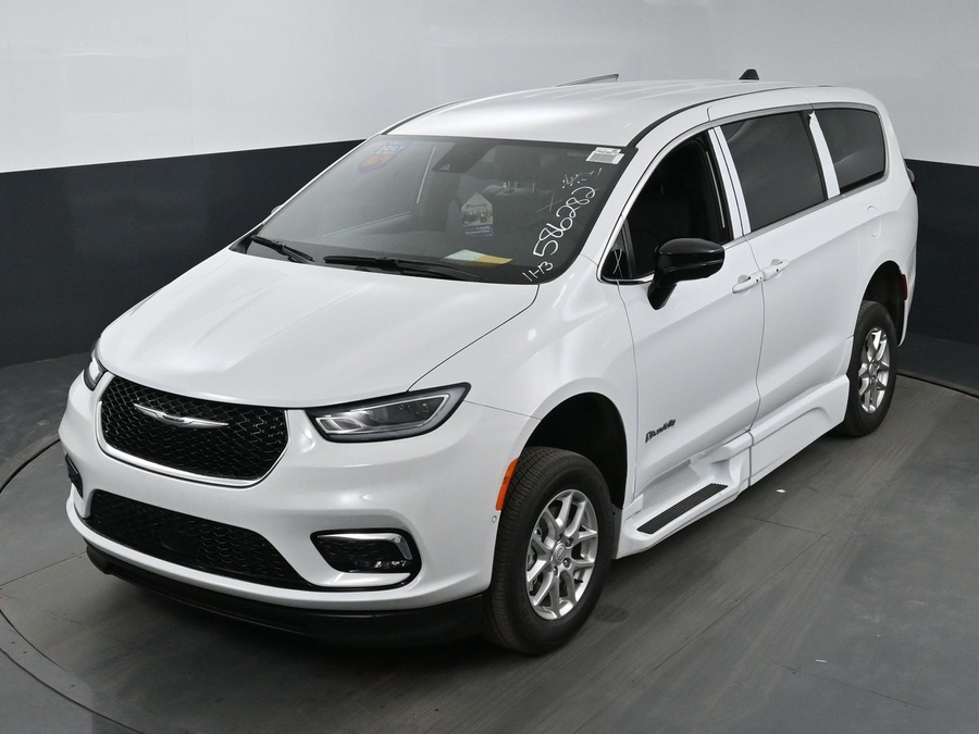 New 2025 Chrysler Pacifica Select Safety - BraunAbility Side Entry Entry Fold Out Automatic Ramp