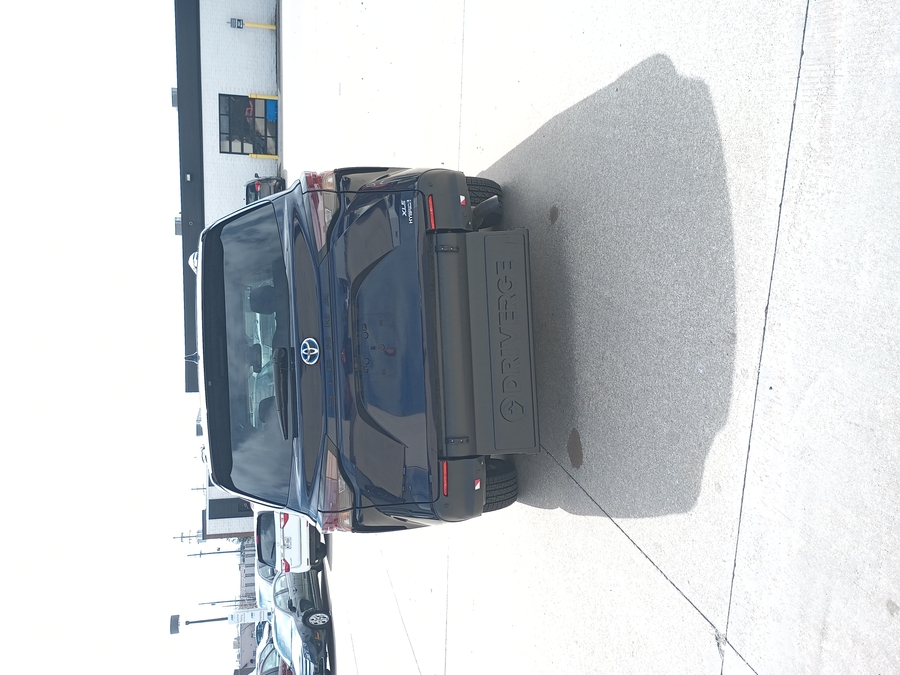 Blue Toyota Sienna image number 2