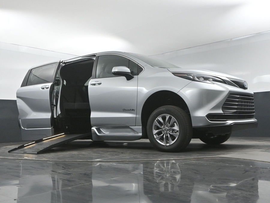 New 2025 Toyota Sienna Hybrid LE - BraunAbility Side Entry Entry Fold Out Automatic Ramp