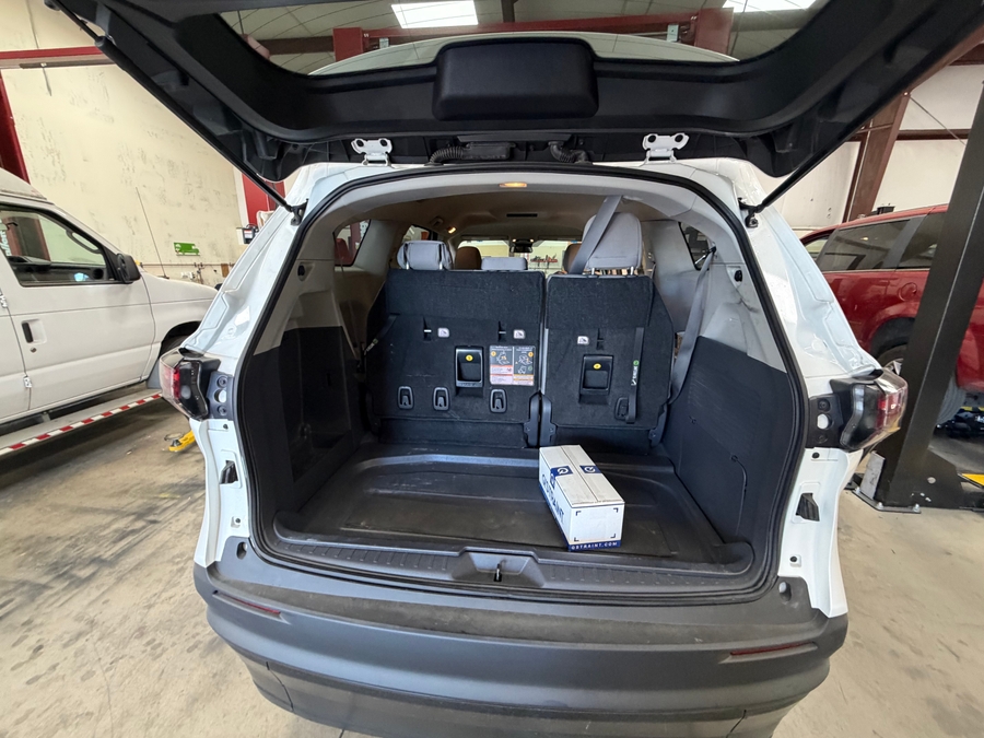 White Toyota Sienna image number 7