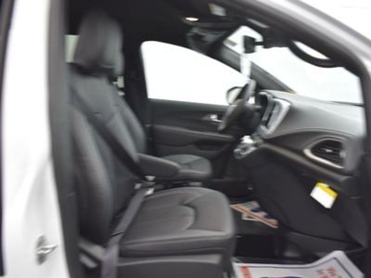 White Chrysler Pacifica image number 6