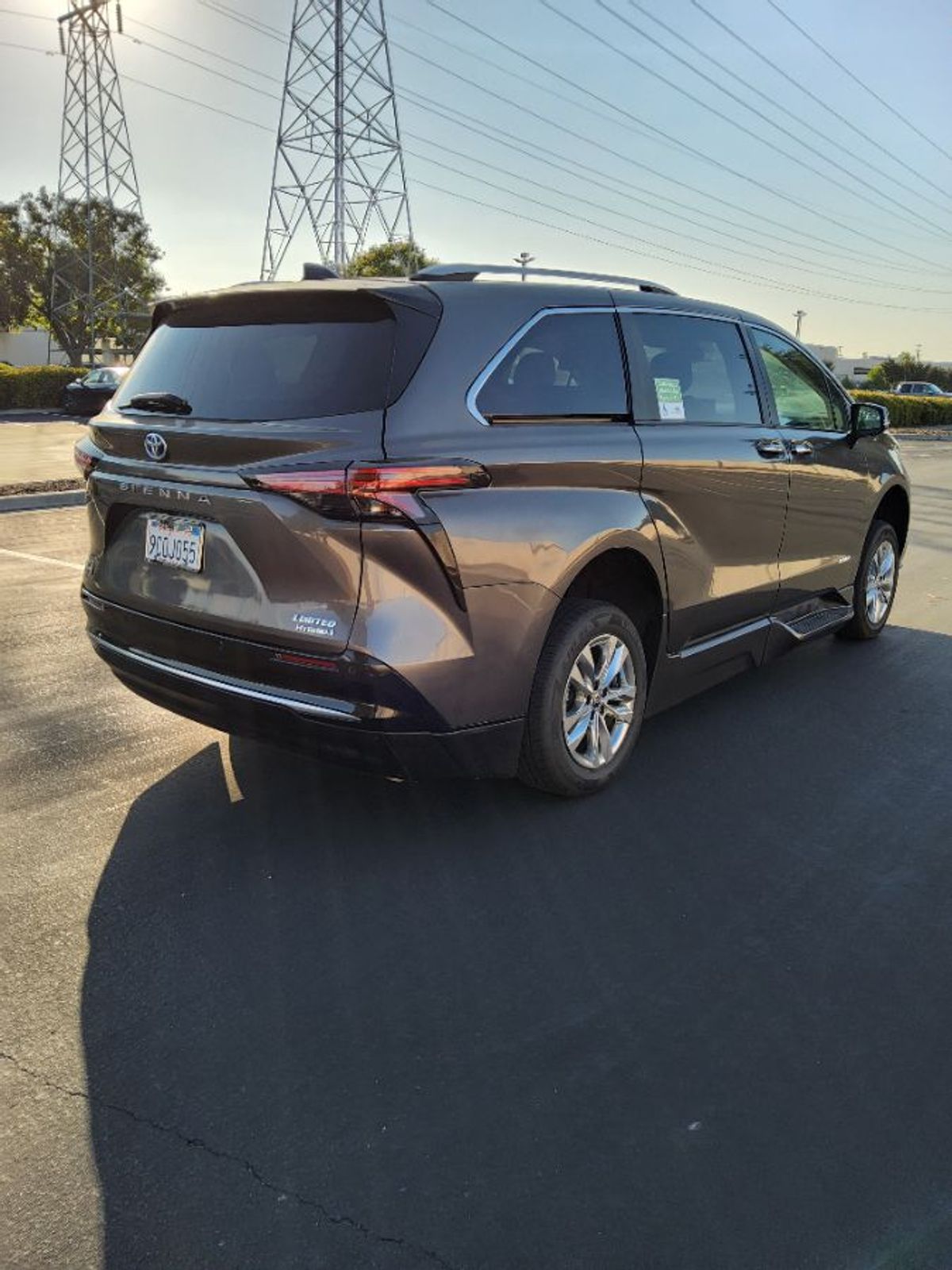 Grey Toyota Sienna image number 3