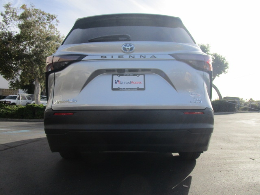 New 2025 Toyota Sienna Hybrid XLE Plus - BraunAbility Side Entry Entry Fold Out Automatic Ramp