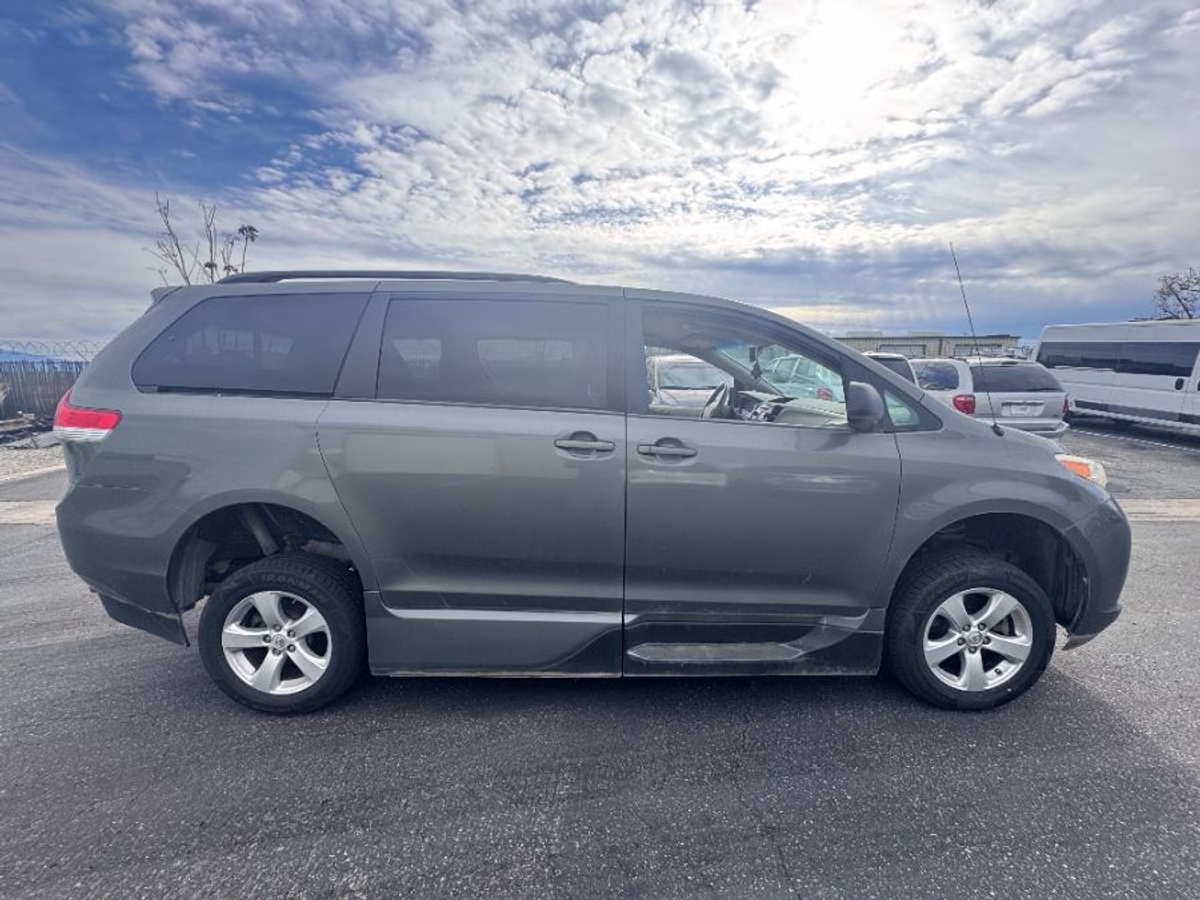 2014 TOYOTA SIENNA - Image 1