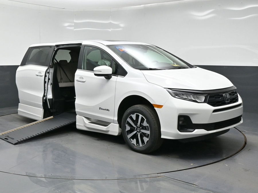 White Honda Odyssey image number 19