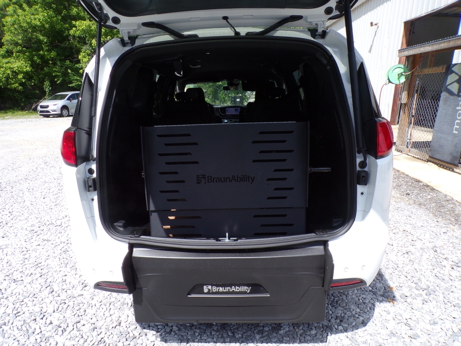 White Chrysler Voyager image number 13
