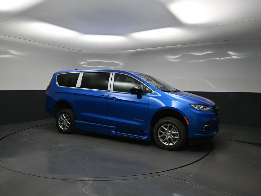 Blue Chrysler Pacifica image number 14