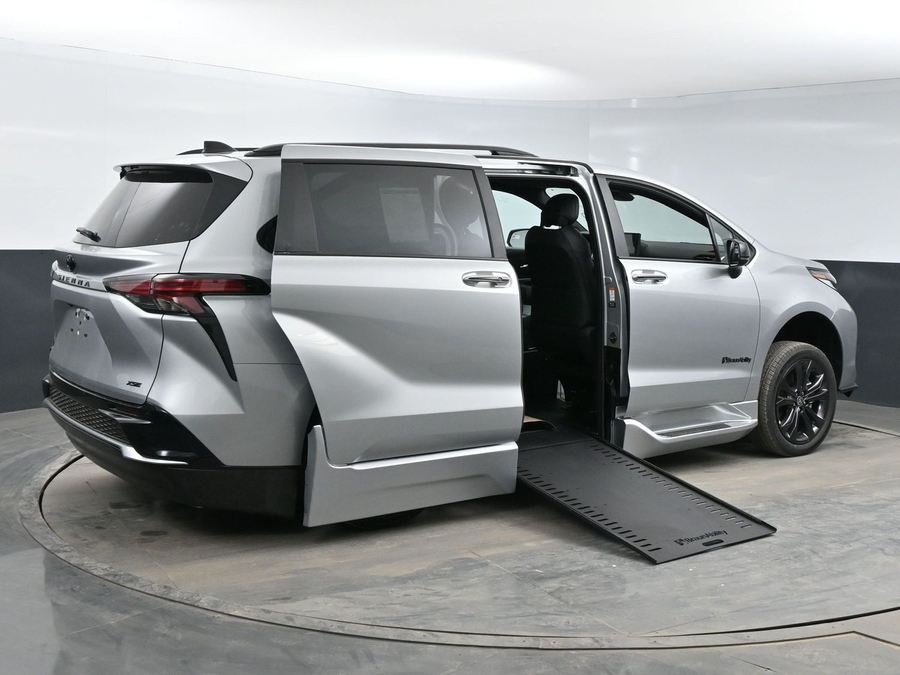 New 2025 Toyota Sienna Hybrid XSE Sport - BraunAbility Side Entry Entry In Floor Automatic Ramp