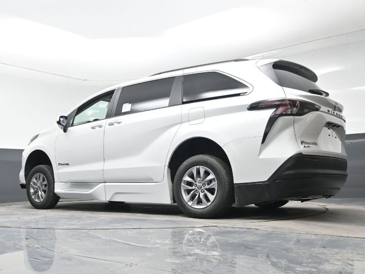 2025 TOYOTA SIENNA - Image 9