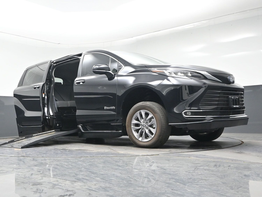 Used 2023 Toyota Sienna Hybrid XLE - BraunAbility Side Entry Entry Fold Out Automatic Ramp