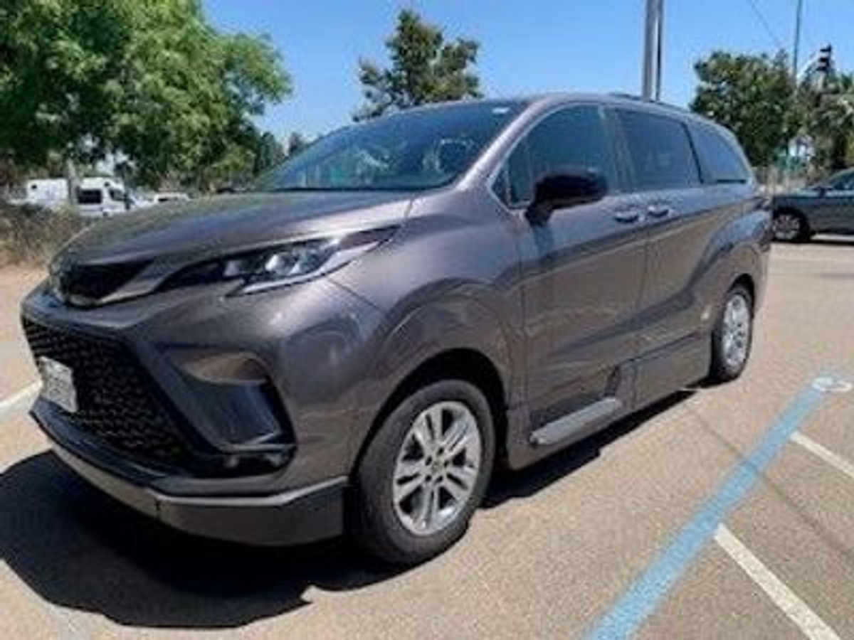Image of Used 2022 Toyota Sienna XSE 7-Passenger