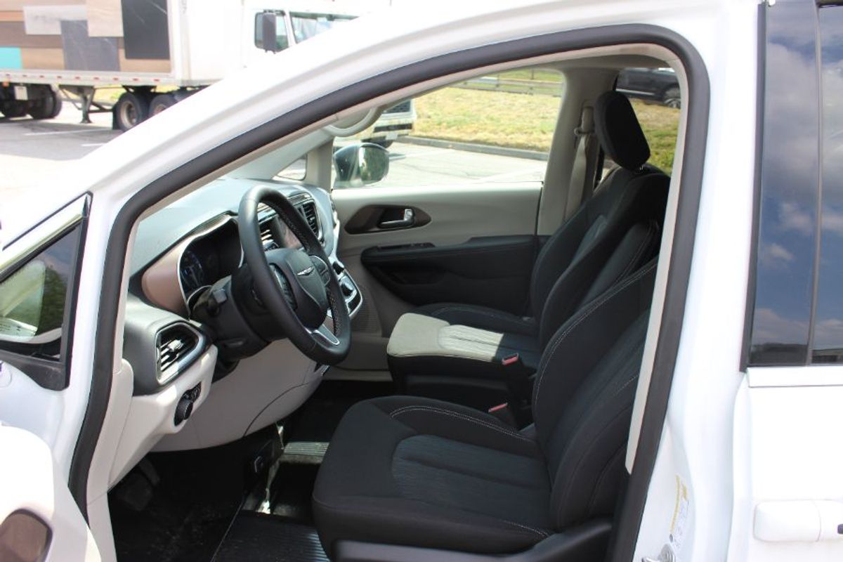 White Chrysler Voyager image number 15