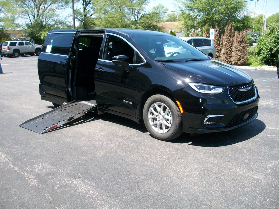 Black Chrysler Pacifica image number 13
