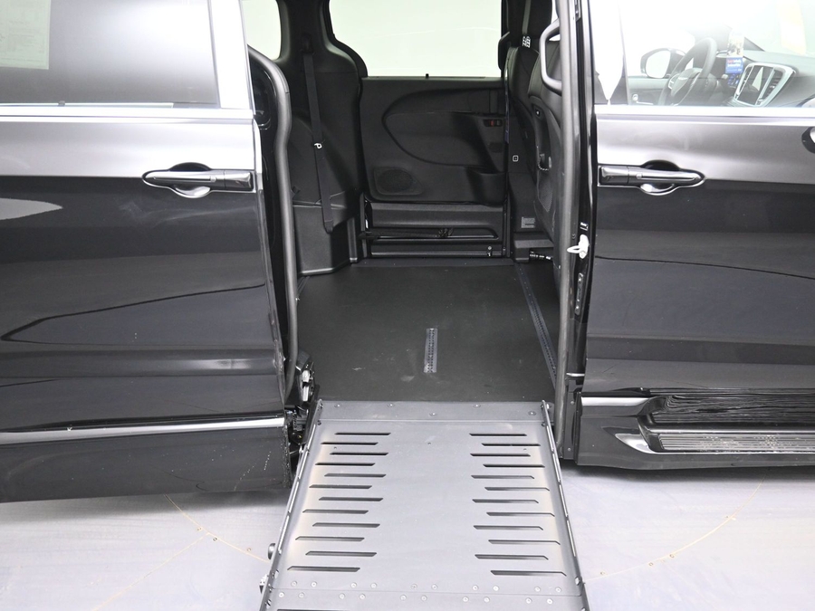 Black Chrysler Pacifica image number 10