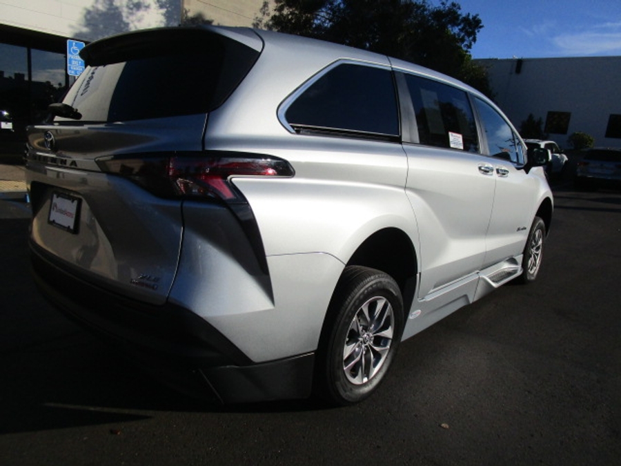 Used 2024 Toyota Sienna Hybrid XLE Base - BraunAbility Side Entry Entry Fold Out Automatic Ramp