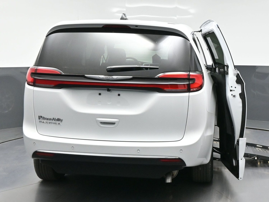 White Chrysler Pacifica image number 5