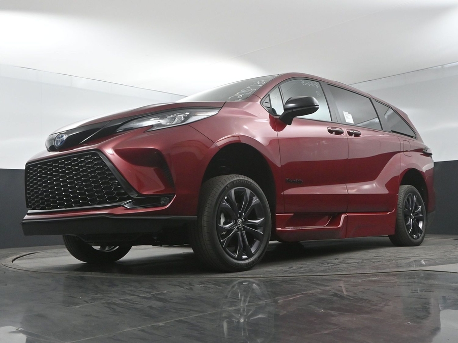 New 2025 Toyota Sienna Hybrid XSE Sport - BraunAbility Side Entry Entry In Floor Automatic Ramp
