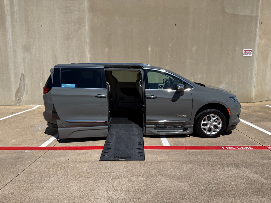 Used 2020 Chrysler Pacifica Limited - BraunAbility Side Entry Entry In Floor Automatic Ramp