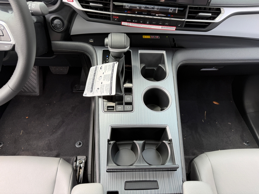 Imagen de la Toyota Sienna negra número 17