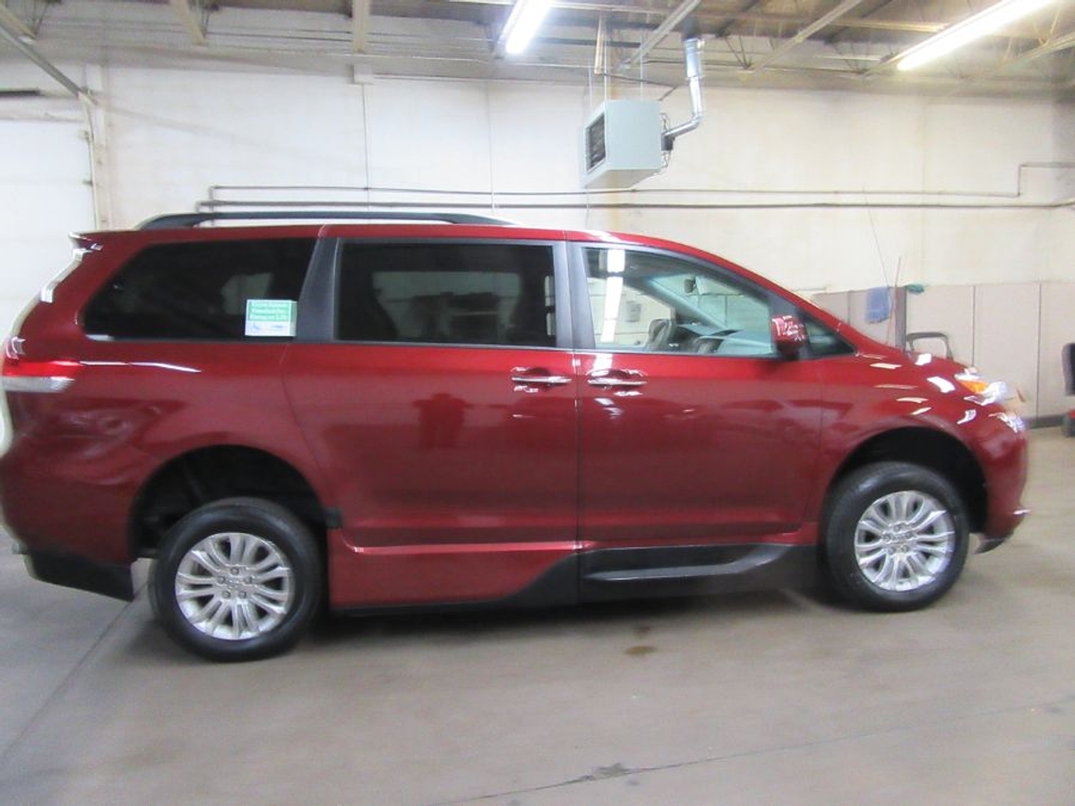 2014 TOYOTA SIENNA - Image 18