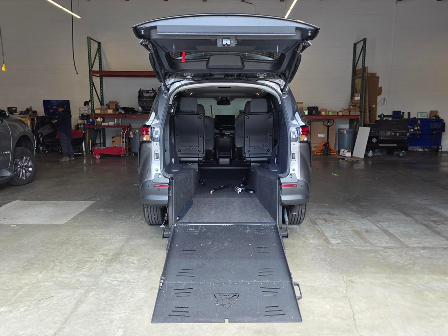 New 2026 Toyota Sienna Hybrid XLE - Freedom Rear Entry Entry Fold Out Automatic Ramp