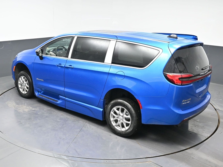 New 2026 Chrysler Pacifica Select Plus - BraunAbility Side Entry Entry Fold Out Automatic Ramp