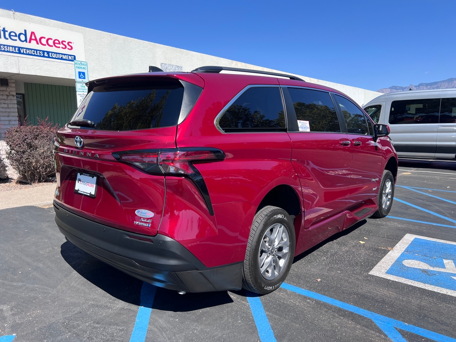 Used 2021 Toyota Sienna Hybrid XLE Plus - BraunAbility Side Entry Fold Out Automatic Ramp