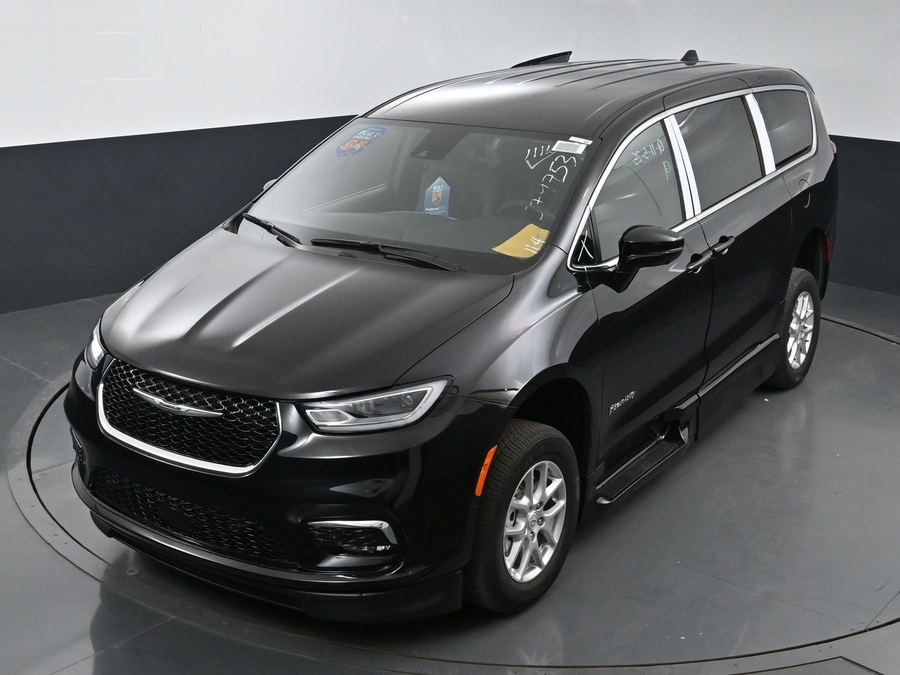 New 2025 Chrysler Pacifica Select Safety - BraunAbility Side Entry Entry In Floor Automatic Ramp