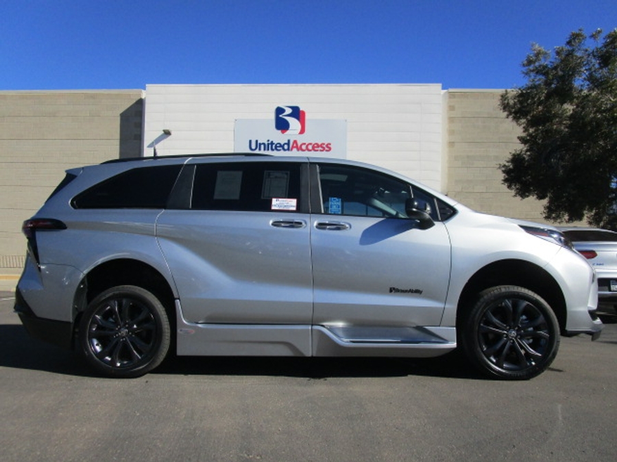 New 2025 Toyota Sienna Hybrid XSE Sport - BraunAbility Side Entry Entry Fold Out Automatic Ramp