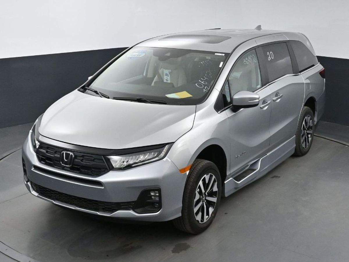 Silver Honda Odyssey image number 23