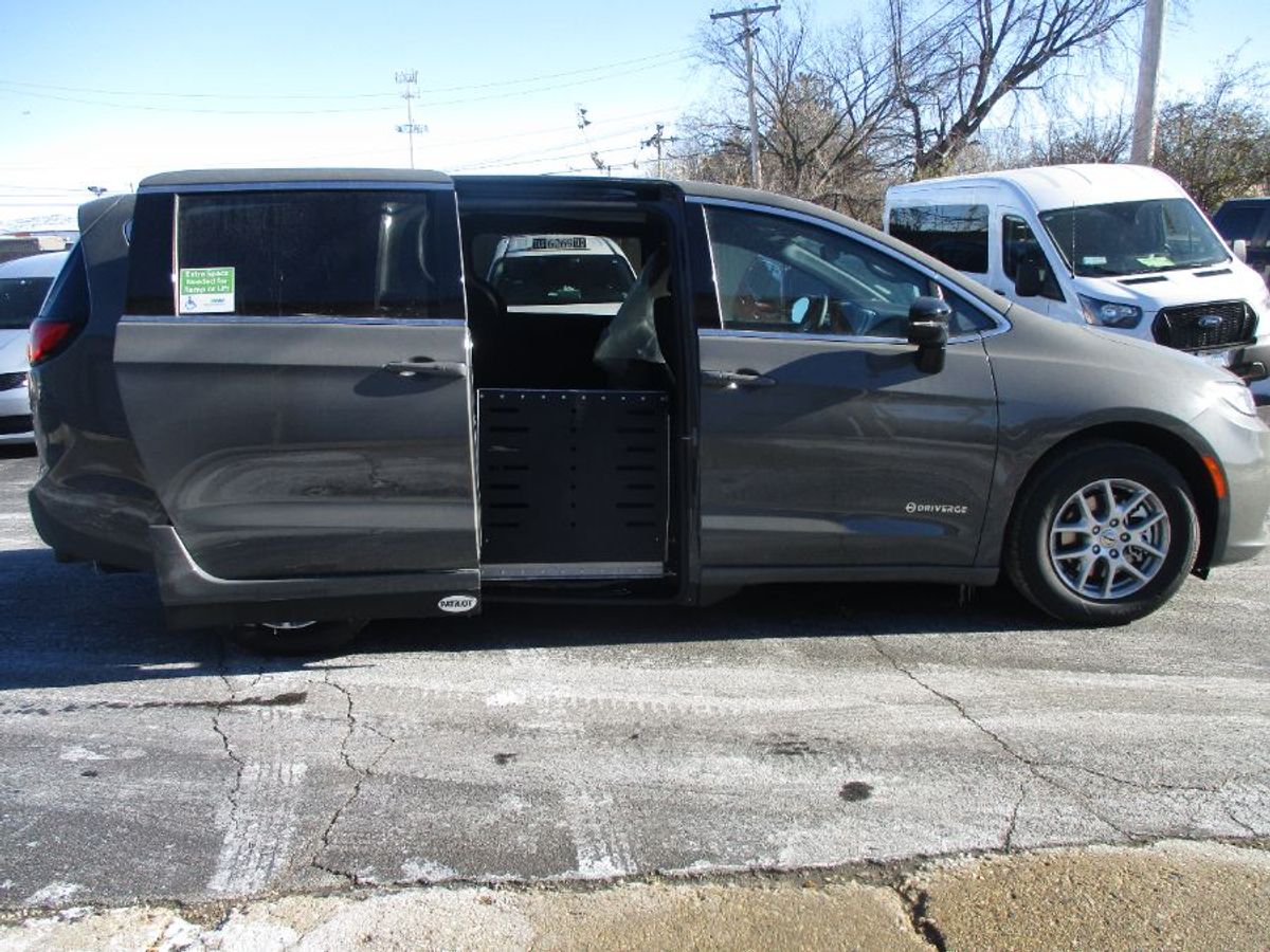 Chrysler Pacifica gris imagen numero 7