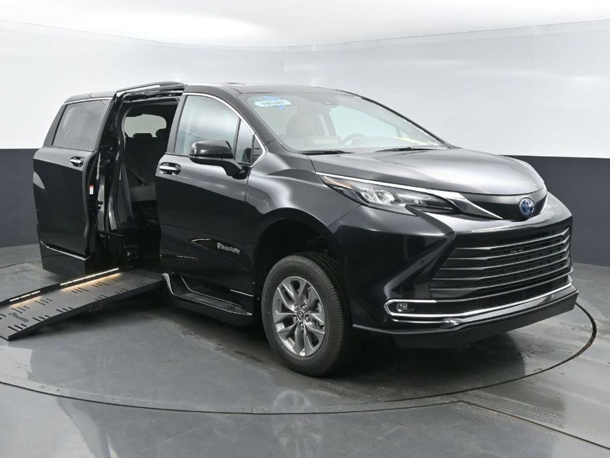 Black Toyota Sienna image number 18