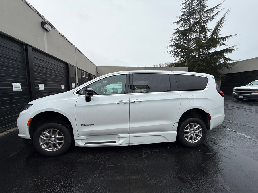 Used 2025 Chrysler Pacifica Select - BraunAbility Side Entry Entry In Floor Automatic Ramp