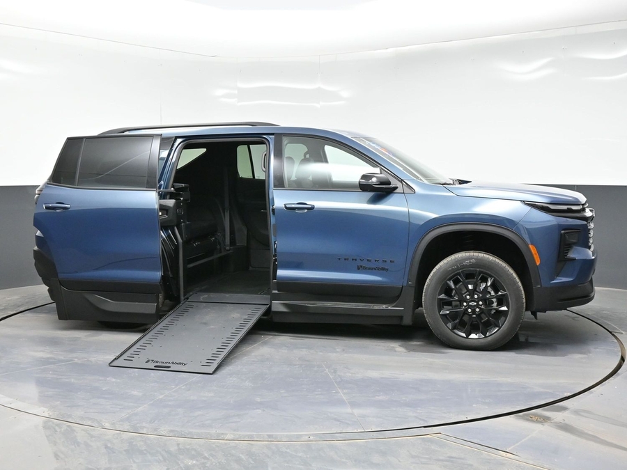 New 2026 Chevrolet Traverse 1LT Midnight - BraunAbility Side Entry Entry In Floor Automatic Ramp